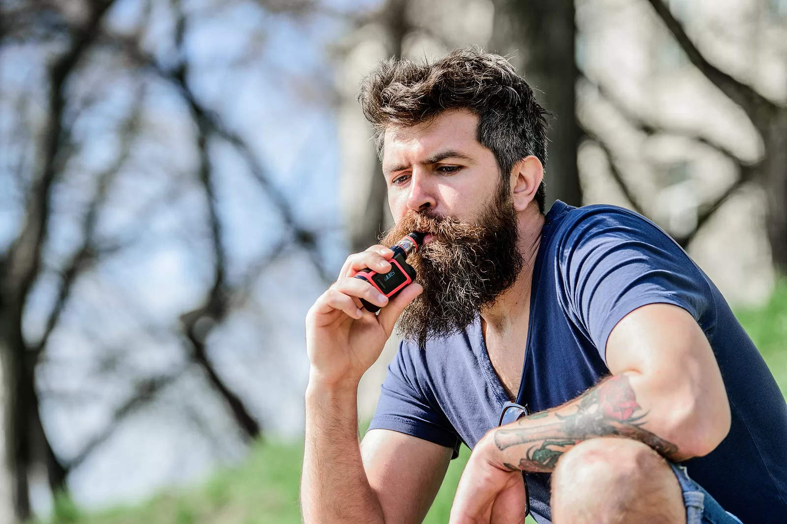 hipster man hold vaping device